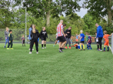 Laatste training S.K.N.W.K. JO7-1 (partijtje tegen de ouders) van maandag 27 mei 2024 (105/180)